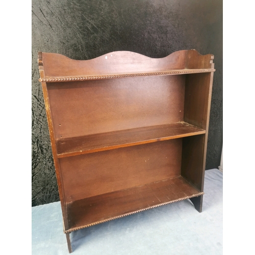 915 - Small wooden shelf unit H61 x 56 x 15 approx