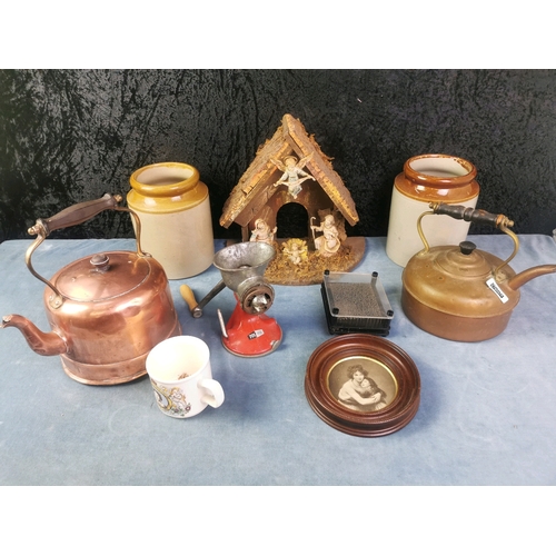 925 - Tremendous collection of vintage kitchenalia inc earthenware pots, a fabulous grinder, pretty copper... 