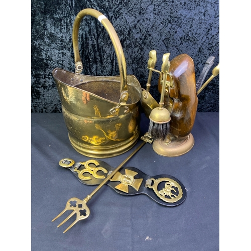 236 - Collection of fireside implements and brassware, in a pretty brass coal bucket