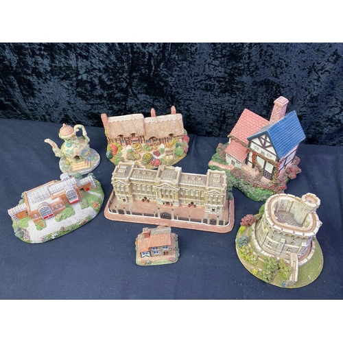 270 - Lilliput Lane Cottages inc Buckingham Palace, Exhibition Centre, Anne Hathaway Cottage,  Windsor Cas... 