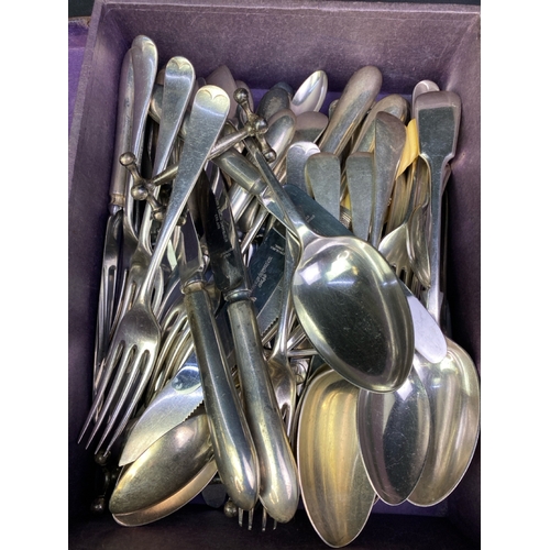 295 - Large collection of quality vintage cutlery in small case