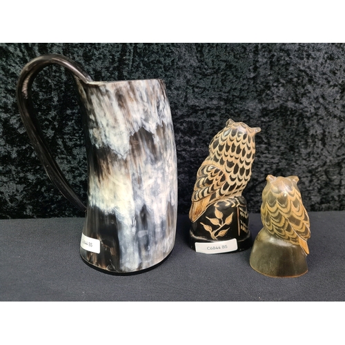 45 - Horn tankard and decorative carved horn owls