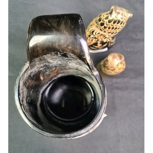 45 - Horn tankard and decorative carved horn owls