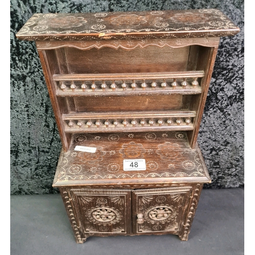 48 - Antique French miniature carved wood Breton dresser with cupboards and plate racks, measures 44.5cm ... 