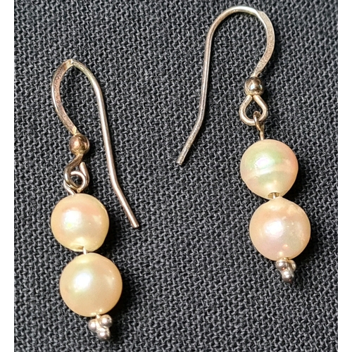 681 - Pearl necklace with silver clasp in presentation box with drop earrings