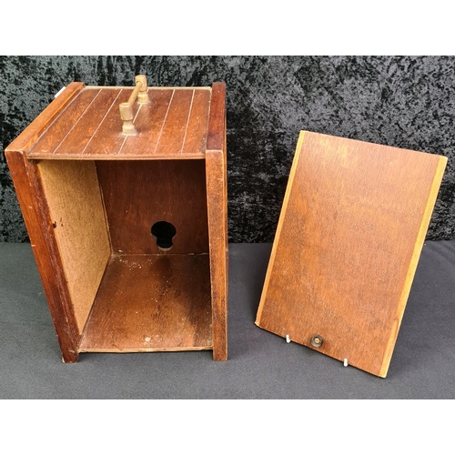 71 - Wooden wine box with front and rear pictures depicting the harvesting of grapes, 28cm x 22.5cm x 20c... 