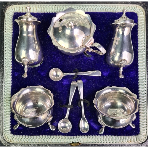 735 - Cased silver cruet and salts set in very good condition considering of two salts, two pepper shakers... 