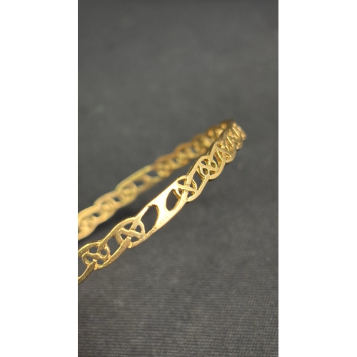 756 - Very pretty 9ct gold bangle with interwoven metal design. 8.3 gms.