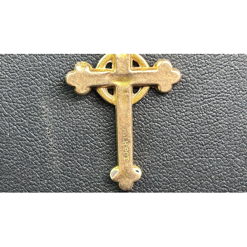 789 - Decorative 9ct gold cross and chain. 44 cms long. 2 gms.