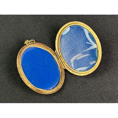 793 - Pretty and decorative 9ct gold double photo locket pendant . 4 cms height. 14 gms total weight.