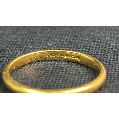 805 - 22ct gold wedding band. Size M 2.4 gms.