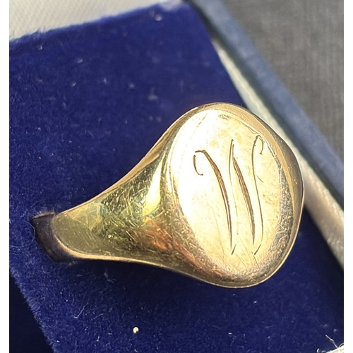 810 - Gents 9ct gold signet ring. Inscribed with letter M. Size V 1/2 4.3 gms.