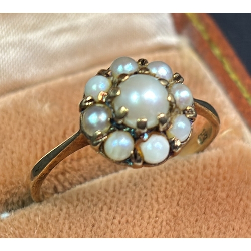 811 - Pretty 9ct gold engagement ring set with one large and eight smaller pearls. Size R 2.3 gms.