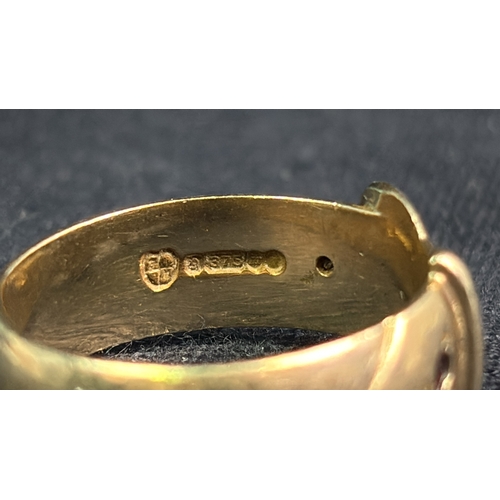 813 - Gents 9ct gold wedding ring in the form of a belt buckle. Size R 6 gms.