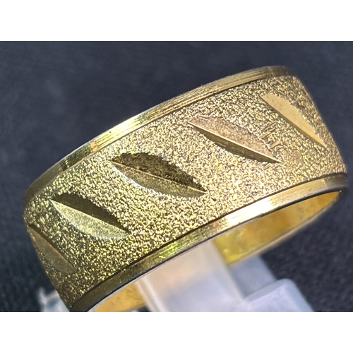 816 - Amazing mens wide wedding band in yellow metal. Unmarked but thought to be 9ct gold. Size T. 6 gms.