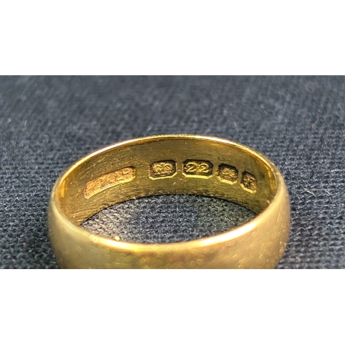 817 - 22ct gold wedding band. Size M 5 gms.