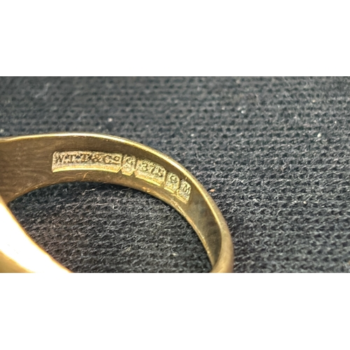 820 - Gents 9ct gold signet ring with inset jet stone. Size P 6.3 gms.