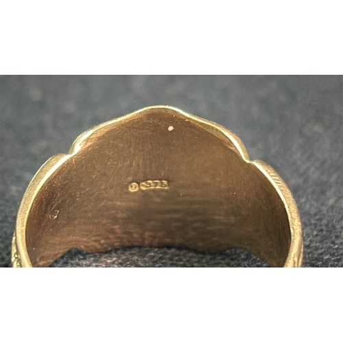 822 - Gents 9ct gold signet ring Size M 4.7 gms.