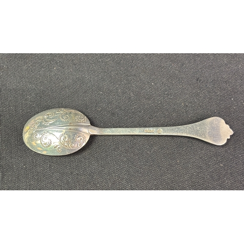 875 - Sterling silver pickle fork and silver teaspoon. 31 gms.