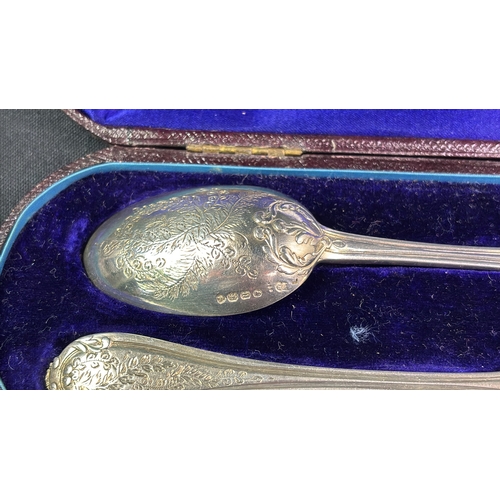 879 - Pretty hallmarked silver spoon and fork Christening set in original hinged plush box. London 1875. 5... 