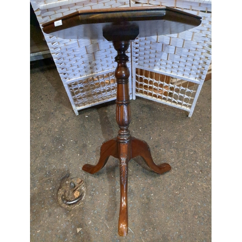 953 - A gorgeous polished mahogany pedestal table featuring an octagonal pie crust top in superb order.  H... 