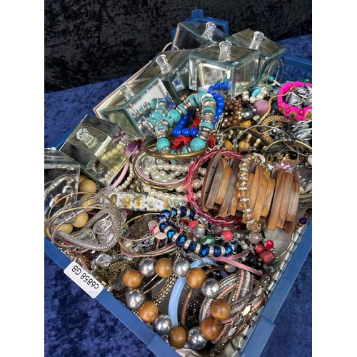 199 - Large collection of modern and vintage jewellery and pretty glass trinket boxes