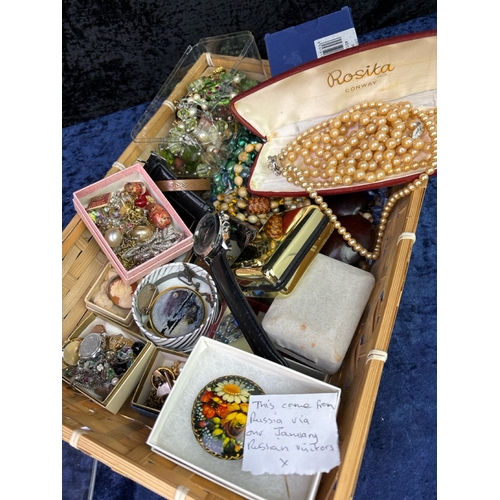 208 - Lovely box of interesting vintage jewellery some really lovely pieces
