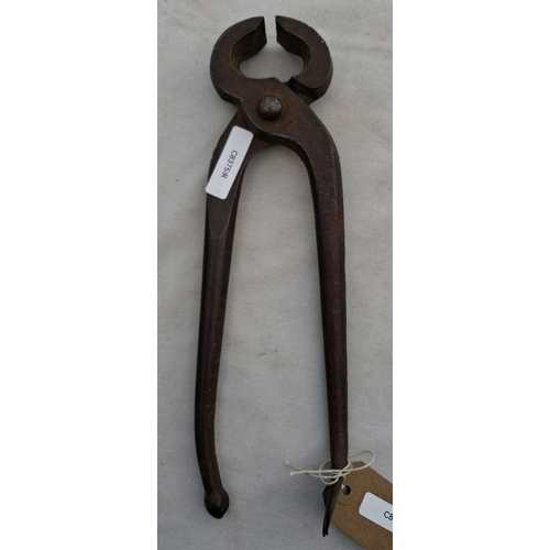 173 - WW2 British blacksmith/cavalry farriers cutters