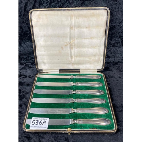536A - Boxed set of silver hallmarked butter knives by Mappin & Webb in a fitted case with the maker’s mark... 