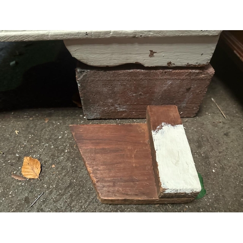 979 - Pretty antique half painted pine five drawer chest of drawers. Right rear foot needs replacing, wood... 