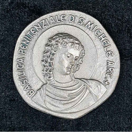 540 - Boxed commemorative medallion ‘Ubi Saxa Pamduntur bi peccata Hominum Basilica di mittuntur, penitenz... 