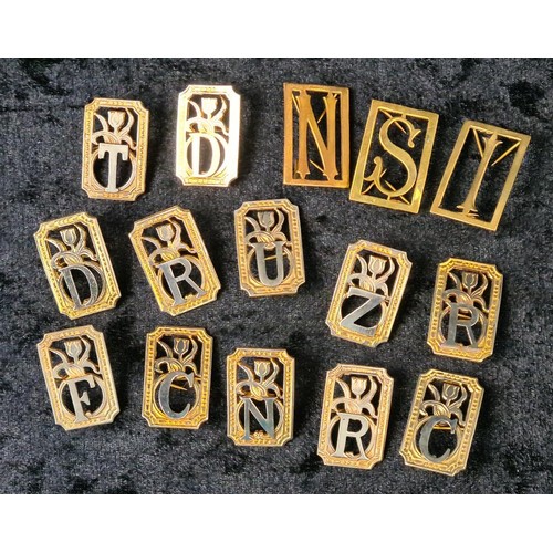 543 - Collection of interesting badges featuring letters of the alphabet in a decorative tulip flower and ... 