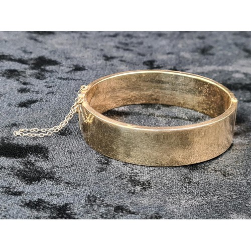 623 - 9ct gold plated decorative hinged bangle with security chain