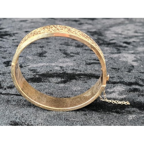 623 - 9ct gold plated decorative hinged bangle with security chain