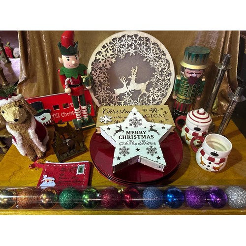 992 - Box full of Chrimbo goodies including light up signs.