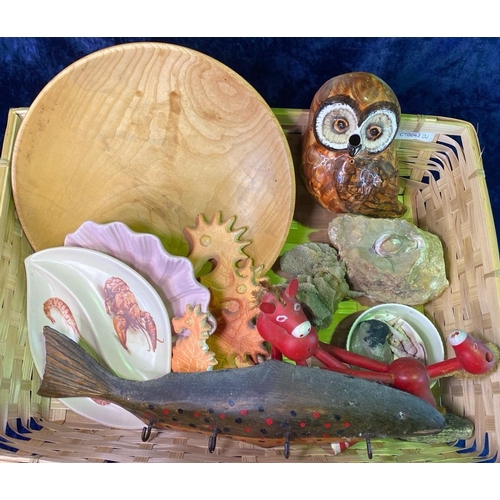 391 - Set of three seahorse plaques, a fishy key hook plus some pretty seaside theme plates, wooden horses... 