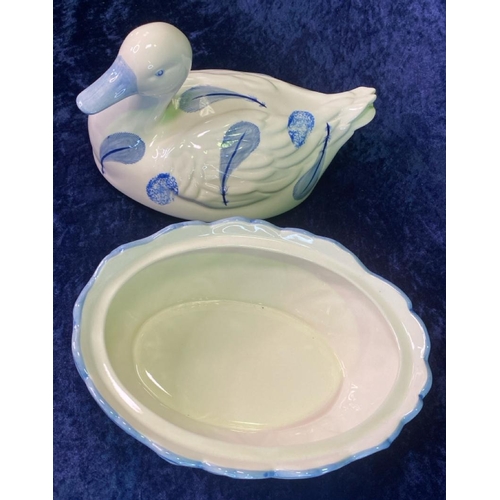 393 - Vintage Fairmont & Main blue and white duck egg crock.