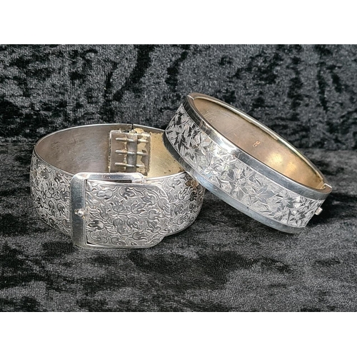 Silver clip bangle with half decorated in a leaf design, approx 22g ...