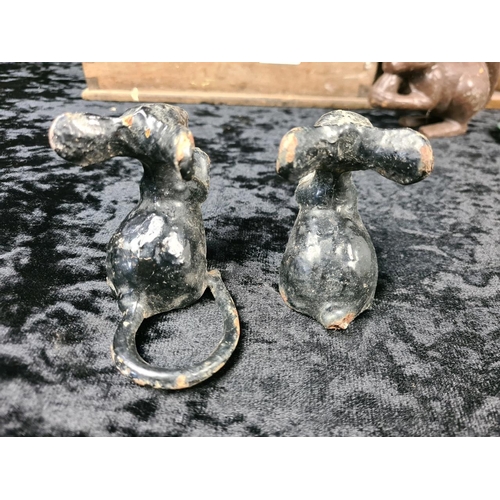 104 - Nice vintage lot including a wooden cutlery tray, letter rack, a pair of cast iron mouse ornaments (... 