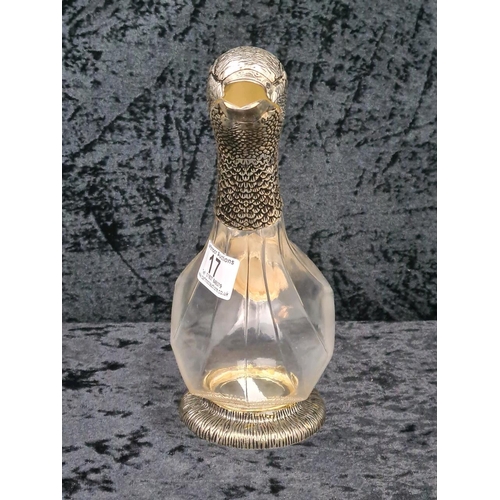 17 - Cheeky little decorative silver-plated duck decanter - hinged duck-shaped head, tail, handle and bas... 