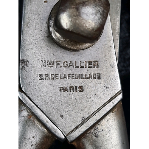 51 - Snip snip! Large and heavy-duty tailor / draper scissors, dating from the early 1900s in Paris by F ... 