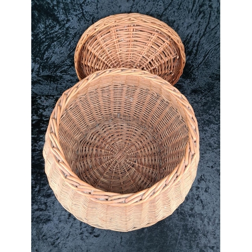 86 - Vintage ‘snake charmer’ wicker basket with lid. Approx H38cm.