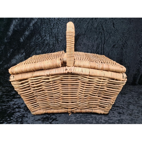 90 - Big and sturdy hamper wicker basket. Approx W55cm.