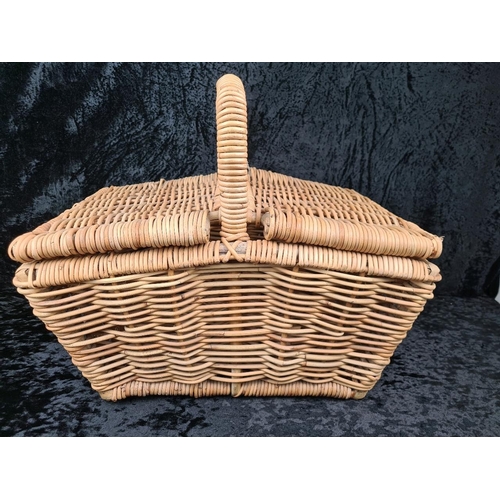 90 - Big and sturdy hamper wicker basket. Approx W55cm.