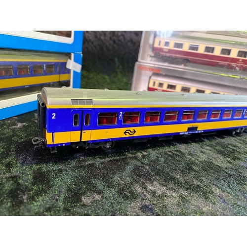 140 - Three boxed Fleischmann 00 Gauge carriages, two boxed Marklin carriages, and one unboxed Marklin car... 