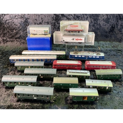 167 - Fleischmann 00 gauge models, three boxed goods wagons, 11 carriages and wagons, railbus and coach an... 