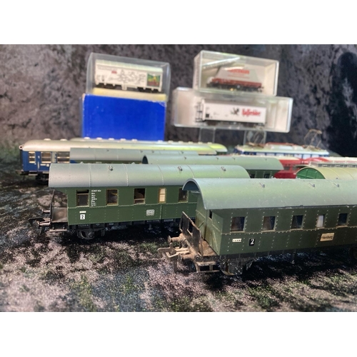 167 - Fleischmann 00 gauge models, three boxed goods wagons, 11 carriages and wagons, railbus and coach an... 
