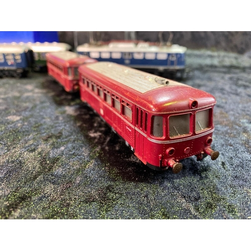 167 - Fleischmann 00 gauge models, three boxed goods wagons, 11 carriages and wagons, railbus and coach an... 