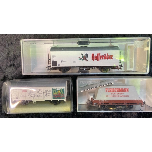 167 - Fleischmann 00 gauge models, three boxed goods wagons, 11 carriages and wagons, railbus and coach an... 