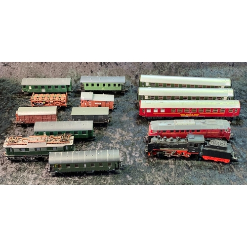 169 - H0 gauge models. Piko (seven wagons/carriages), Schect (three carriages), Gutzold (two engines) and ... 